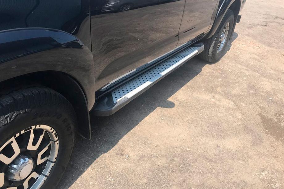 Toyota Hilux 2006–2015 Bočné nášľapy Allmond Grey (2 ks, hliník) Image