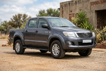 Toyota Hilux 2006–2015 Bočné nášľapy Allmond Black (2 ks, hliník) fotografia 1