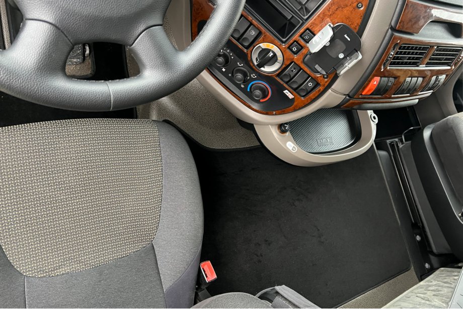 DAF XF105 2005–2013 Prémiové textilné autokoberce (Čierne) Fotografia 4
