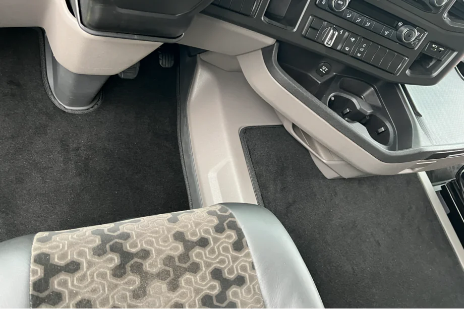 Scania R séria 2016– Prémiové textilné autokoberce (Čierne) Fotografia 3