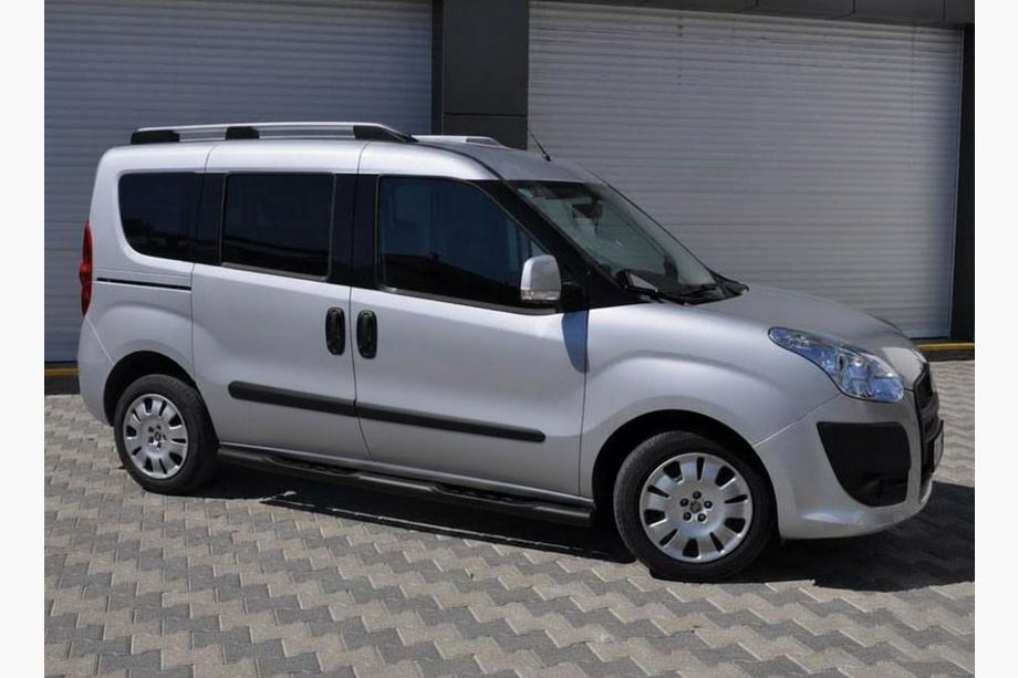 Fiat Doblo II 2010–2022 Bočné rúrky Black (2 ks, nerez) 60 mm, Maxi základňa Fotografia 2