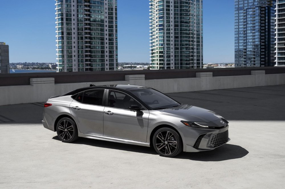 Test Toyota Camry (XV80): spoľahlivý hybridný sedan novej generácie