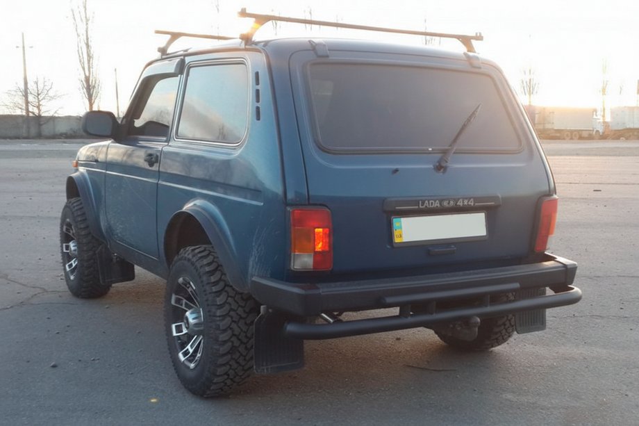 Lada Niva a Urban 1977– Zadný ochranný oblúk AK002 dvojitý Čierny Image