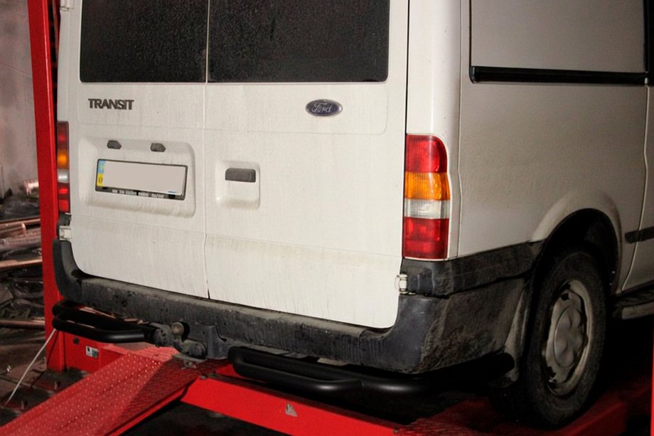 Ford Transit 2000–2014 Zadný ochranný rám so stúpadlom AK-Special Black (nerez) Image