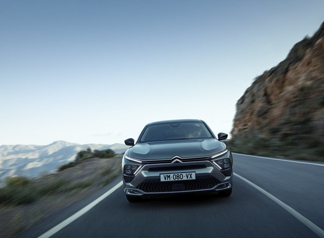 Recenzia Citroën C5 X Hybrid: komfortný crossover-liftback s mild-hybridom