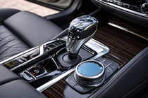 BMW 6. rad G32 2017– Súprava kryštálových prvkov interiéru (volič automatickej prevodovky + tlačidlá) fotografia 2