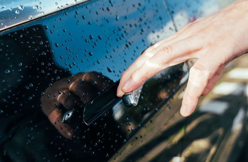 Prečo vás auto kope elektrinou: príčiny a jednoduchá ochrana