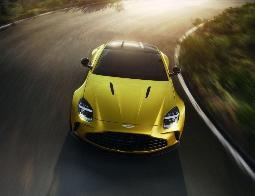 Test britského športiaka Aston Martin Vantage 2025