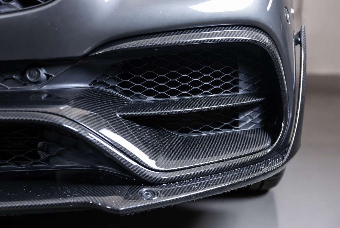 Detail karbónového nárazníka Mercedes AMG s nasávacími otvormi a parkovacími senzormi