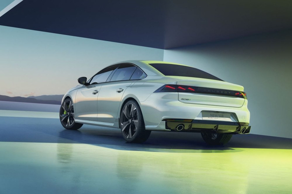 Recenzia Peugeot 508 PSE: francúzsky športový sedan s hybridným pohonom Fotografia 4