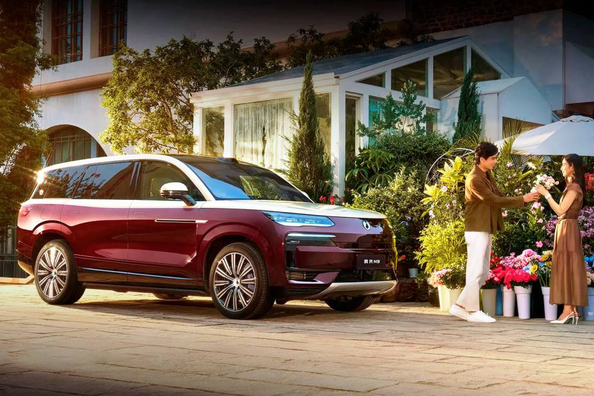 Test Denza N9 Plug-in Hybrid: vlajkový hybridný gigant od BYD