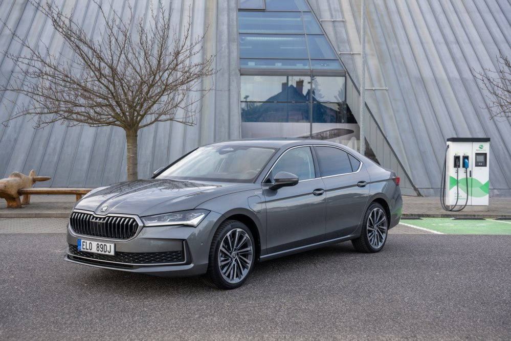 Skoda Superb iV: prehľad hybridnej verzie pre rok 2026