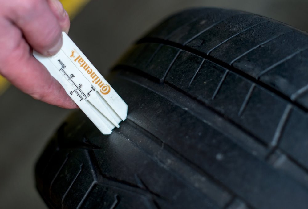 Prečo sa na kolesách auta opotrebúvajú pneumatiky: príčiny a prevencia