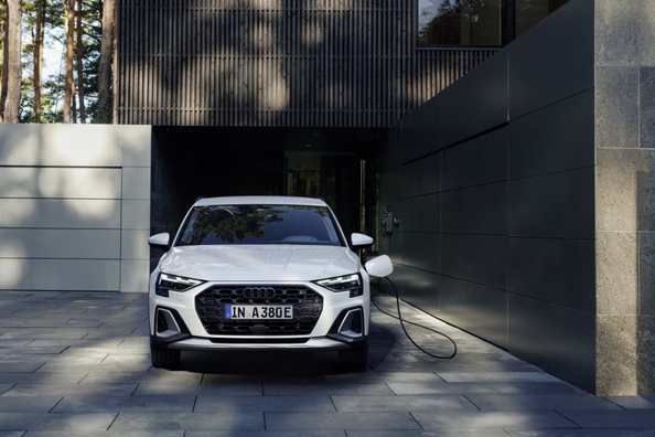 Audi A3 allstreet Plug-in Hybrid: efektívny kompaktný crossover Fotografia 1