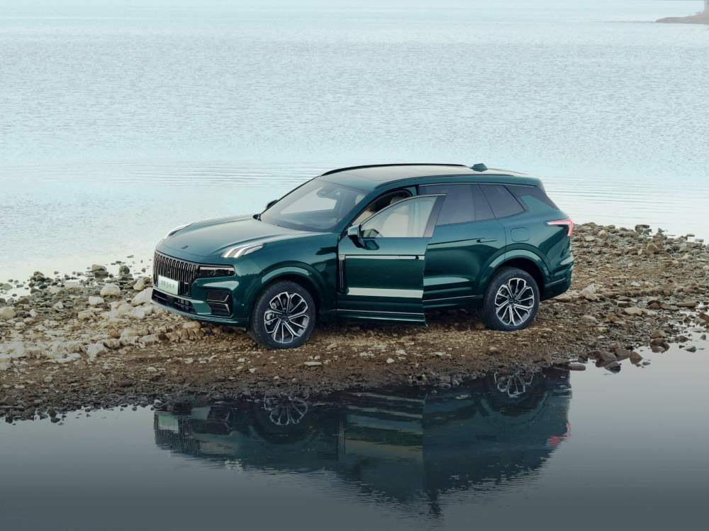 Test výkonného prémiového crossoveru Lynk & Co 09