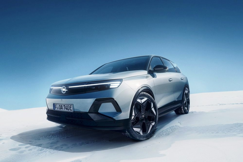 Prehľad moderného elektrického crossoveru Opel Grandland Electric