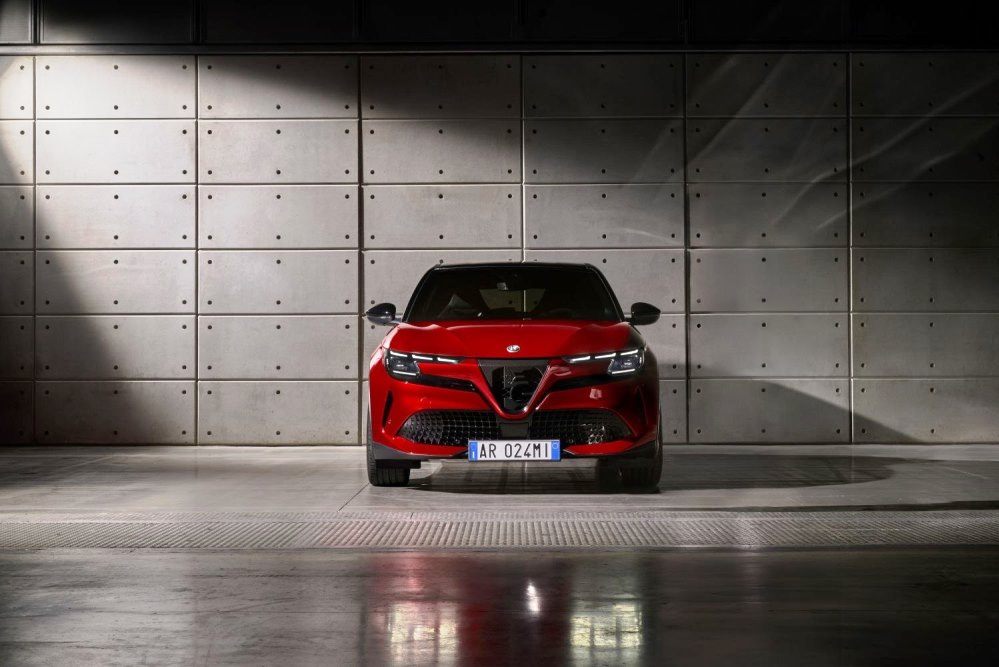Test Alfa Romeo Junior (2025): hybrid aj elektrický crossover v jednom aute