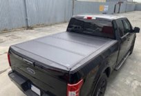 Toyota Hilux 2015– 4-dielny skladací kryt korby fotografia 1