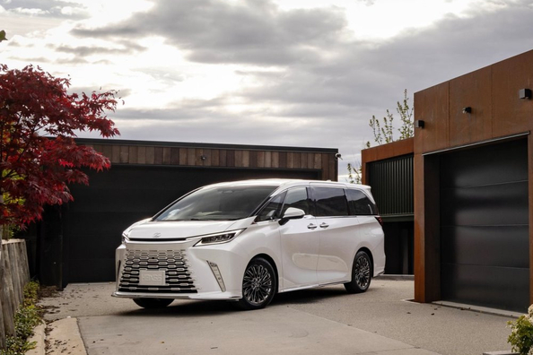 Lexus LM 500h: luxusný hybridný minivan na VIP prepravu