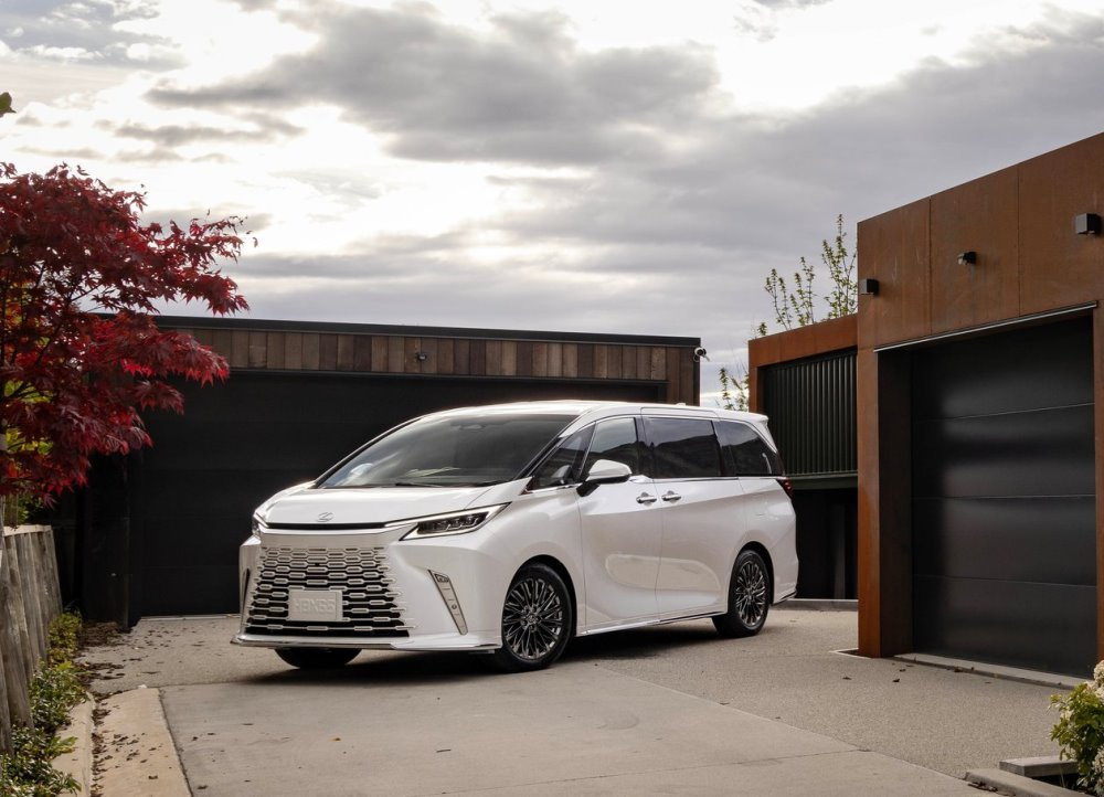 Lexus LM 500h: luxusný hybridný minivan na VIP prepravu