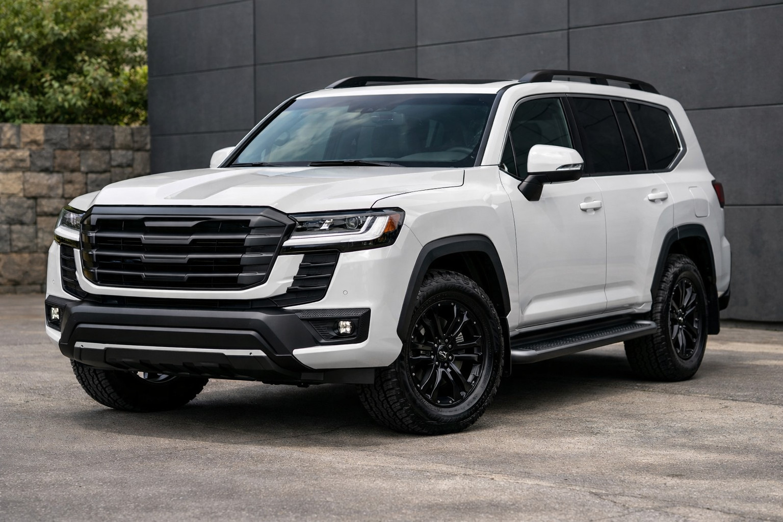 Čo dať na Toyota Land Cruiser 300 ako prvé: prahy, masku alebo drobné akcenty