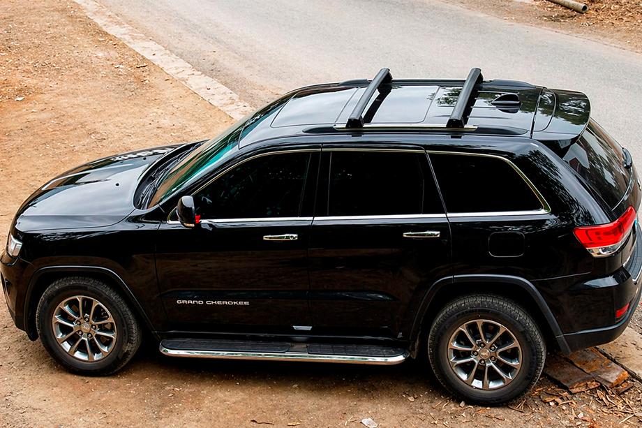 Jeep Grand Cherokee WK2 2010–2021 Strešný nosič – priečniky na integrované strešné lyžiny OEM V1 (2 ks) Sivá Fotografia 10