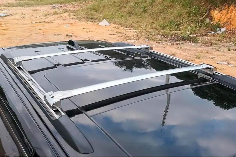 Jeep Grand Cherokee WK2 2010–2021 Strešný nosič – priečniky na integrované strešné lyžiny OEM V1 (2 ks) Sivá Fotografia 6