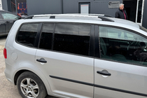 Volkswagen Touran 2010–2015 Chrómové strešné lyžiny fotografia 2