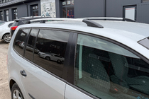 Volkswagen Touran 2010–2015 Chrómové strešné lyžiny fotografia 1