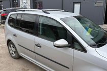 Volkswagen Touran 2010–2015 Chrómové strešné lyžiny fotografia 8
