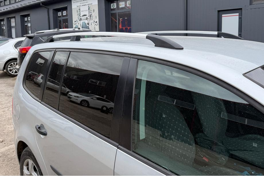 Volkswagen Touran 2010–2015 Chrómové strešné lyžiny Image