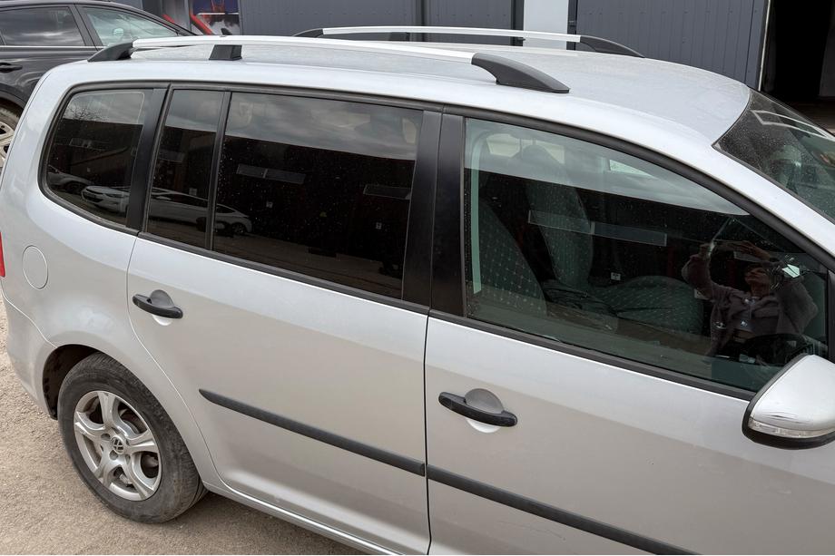 Volkswagen Touran 2010–2015 Chrómové strešné lyžiny Kovové montážne nohy Fotografia 9