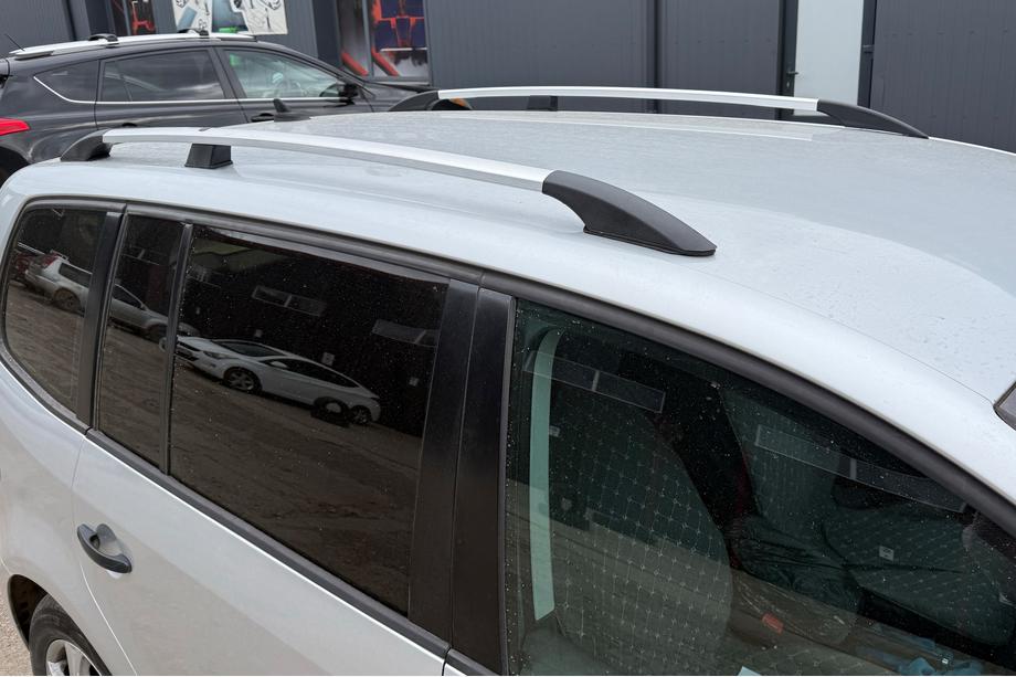 Volkswagen Touran 2010–2015 Chrómové strešné lyžiny Kovové montážne nohy Fotografia 10