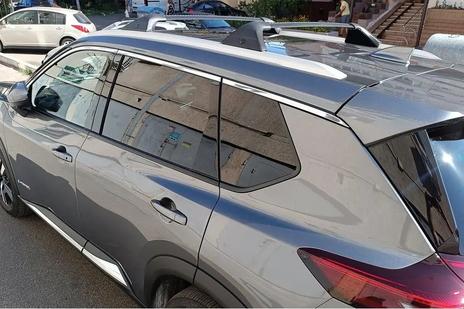 Nissan X-trail T33/Rogue 2022– Strešný nosič (priečniky) na integrované lyžiny OEM (2 ks) Image