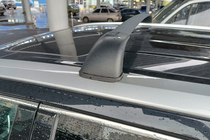 Toyota Highlander 2013–2019 Strešný nosič (priečniky) na integrované lyžiny OEM (2 ks) Čierna fotografia 8
