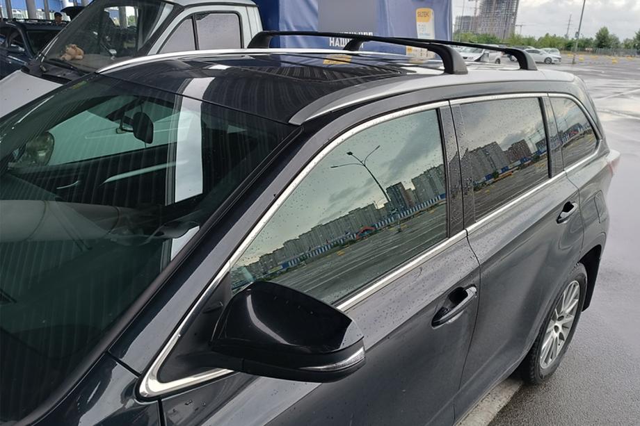 Toyota Highlander 2013–2019 Strešný nosič (priečniky) na integrované lyžiny OEM (2 ks) Sivá Fotografia 5