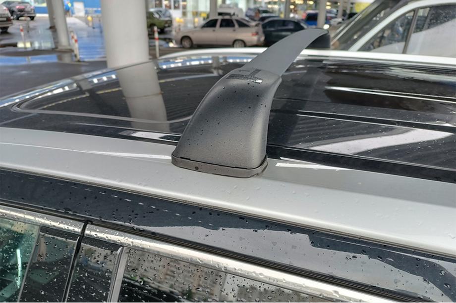 Toyota Highlander 2013–2019 Strešný nosič (priečniky) na integrované lyžiny OEM (2 ks) Sivá Fotografia 8