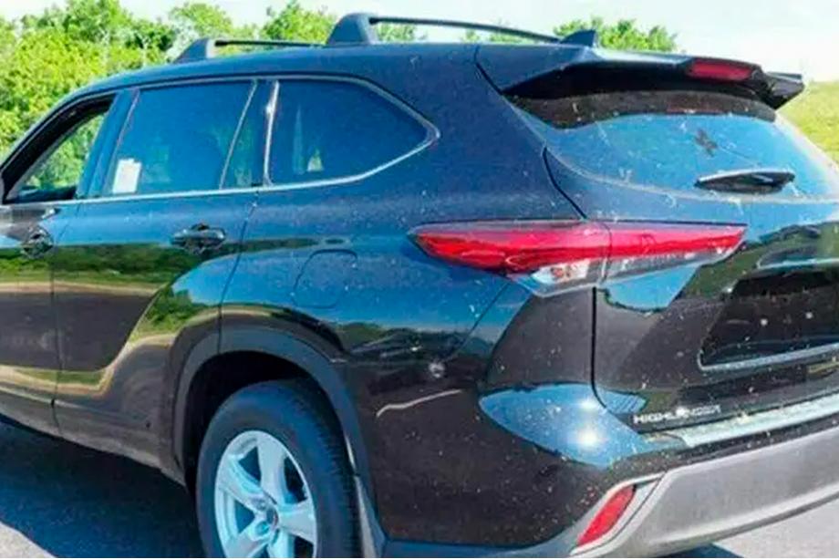 Toyota Highlander 2019– Uzamykateľné OEM priečniky do originálnych montážnych bodov (2 ks) Image