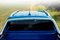 Volkswagen Amarok 2022– OEM strešné lyžiny sivé (ABS plast, montáž lepením) fotografia 5