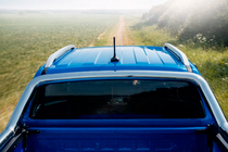 Ford Ranger 2022– Sivé OEM strešné pozdĺžne nosiče (hliník) fotografia 3