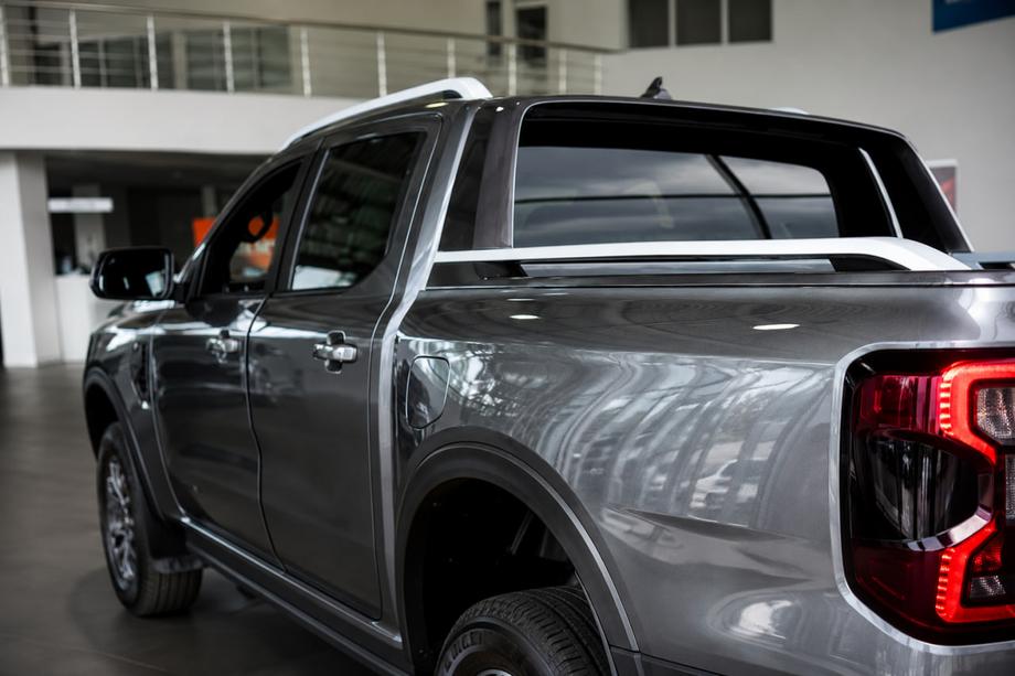 Ford Ranger 2022– Sivé OEM strešné pozdĺžne nosiče (hliník) Image