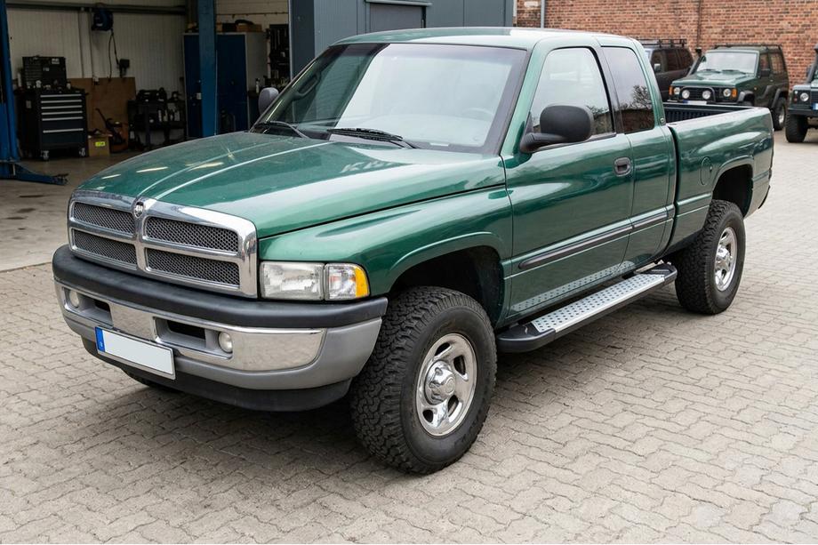 Dodge RAM (BR/BE) 1994–2002 Bočné nášľapy Allmond Grey (2 ks, hliník) Image