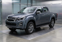Isuzu D-Max 2019– Bočné nášľapy Bosphorus Black (2 ks, hliník) fotografia 1