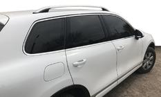 Volkswagen Touareg 2010–2018 Strešné lyžiny Skyport (matná sivá) fotografia 2