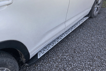 Toyota Highlander 2013–2019 Bočné nášľapy Originálny dizajn (pre EU a USA, 2 ks, hliník) fotografia 1