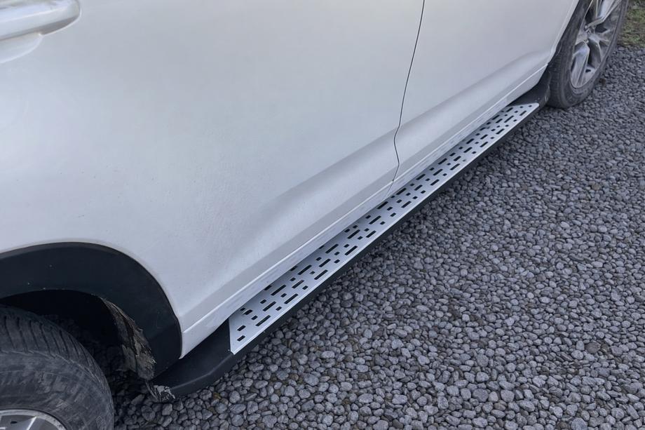 Toyota Highlander 2013–2019 Bočné nášľapy Originálny dizajn (pre EU a USA, 2 ks, hliník) Image