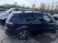 Ford S-Max 2007–2014 Chrómové strešné lyžiny Plastové pätky fotografia 3
