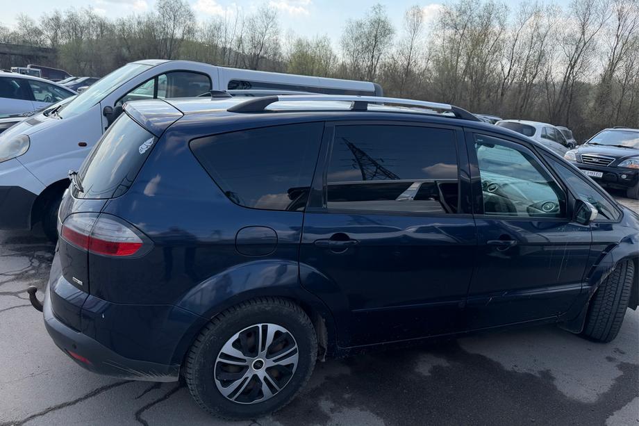 Ford S-Max 2007–2014 Chrómové strešné lyžiny Plastové pätky Image