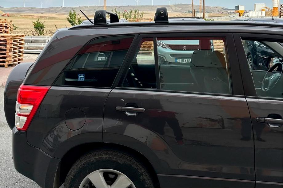 Suzuki Grand Vitara 2005–2017 Strešný nosič (priečniky) do originálnych upevňovacích bodov Ecem V3 (2 ks) Image