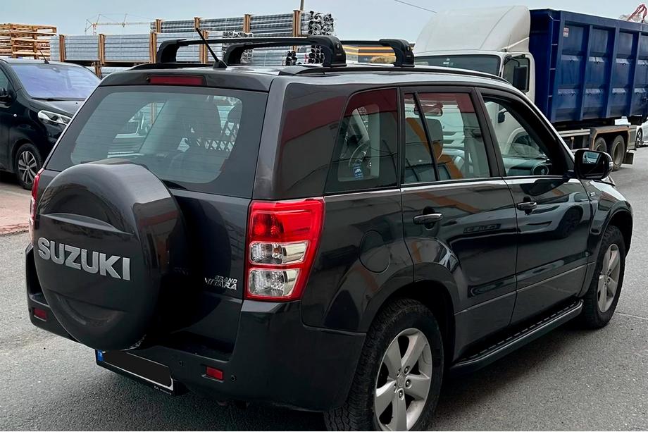 Suzuki Grand Vitara 2005–2017 Strešný nosič (priečniky) do originálnych upevňovacích bodov Ecem V3 (2 ks) Čierna, 110 cm Fotografia 4